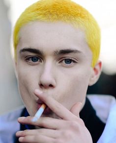 Fashion Week Hair, Hairstyles Photos, Shaved Hair Designs, Gosha Rubchinskiy, Shave My Head, Corte De Cabelo Masculino, Ziggy Stardust, Yellow Hair, Shaved Head