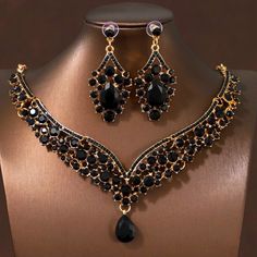 Black Prom Dress Gold Accessories, Quince Decorations Black And Gold, Gold Black Jewelry, Elegant Black Rhinestone Necklace For Wedding, Elegant Black Rhinestone Necklace For Formal Occasions, Elegant Black Rhinestone Necklace For Formal Events, Black Glamorous Jewelry For Formal Occasions, Black Glamorous Formal Jewelry, Glamorous Black Formal Jewelry