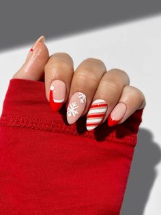 Celebrate the holiday season in style with these cute Christmas nails and designs, including festive nail art ideas that you can DIY at home! Diy Christmas Nails Easy, Christmas Press On Nails, Holiday Nails Christmas, Red And White Christmas, Cute Christmas Nails, Simple Acrylic Nails, Popular Nails, Festival Nails, Xmas Nails