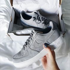 leuk zo in het grijs........ Sepatu Air Jordan, Sneaker Outfits, Men Nike, Kawaii Shoes, Funky Shoes, Adidas Shoes Women, Nike Air Force Ones, Adidas Sneaker