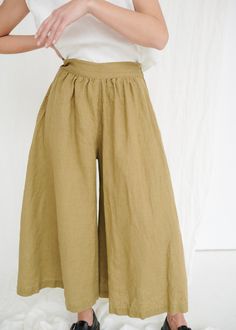 "The Clementine palazzo is the right choice for warmer days when you want to give a romantic touch to your look. The pants boast a cropped hem, in-seam pockets and a flattering gathered skirt-like high waist with an elastic band in the back. IMPORTANT: The Clementine pants have been altered to have a gathered waist instead of the pleated one. If you own a pair with pleated front, note that the pants you will receive will be different. This garment is true to size, and we recommend choosing the s Wide Linen Pants, Linen Culottes, White Linen Top, Pants Linen, Casual Summer Tops, Summer Linen, Gathered Skirt, Linen Trousers, Model Fits