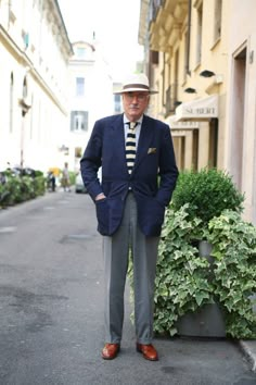 Die, Workwear! - Luciano Barbera and the Joys of Elegant Dressing Navy Sport Coat, Suits And Sneakers, Older Mens Fashion, Tailored Clothes, Ivy League Style, Navy Blazer, Suit And Tie