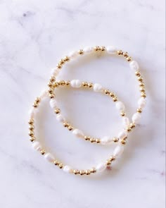 Peal And Gold Necklace, Gold Homemade Jewelry, Gold And White Bead Bracelet, Pearl Bracelet Ideas Simple, Gold And White Bracelet, Diy Gold Bead Bracelets, White And Gold Beaded Bracelet, White Gold Pearl Bracelet, Pearl Friendship Bracelet