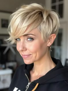 Blonde Highlighted Pixie, Pixie Haircut Fine Hair, Short Haircut Ideas, Longer Pixie Haircut, Light Blonde Hair, Haircut Short, Blonde Pixie Cuts, Low Lights Hair, New Haircut