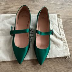 Stunning Satin J.Crew Green Flats. Dust Bag Invluded Green Flats, Printed Flats, Juicy Couture Charms, Pointy Toe Flats, Bow Flats, Linen Bag, Jcrew Women, Leather Ballet Flats, Green Satin