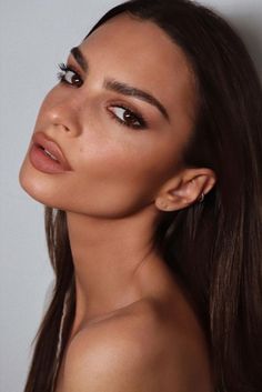 Máscara, 'eyeliner', corrector... Cosméticos con los que tener una mirada bonita en 5 minutos #belleza #beauty #maquillaje #cosmetica Emily Ratajkowski Makeup, Natural Smokey Eye, Smokey Eyeliner, Brunette Makeup, Smokey Eye For Brown Eyes, Formal Makeup, Brown Eyeliner, Smink Inspiration, Brown Hair Brown Eyes