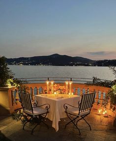 romantic date italy landscape cute couple ideas italia Romantic Dinner Aesthetic, Outdoor Dinner Date, Romantic Outdoor Dinner, Room Design Wall, Romantic Home Dates, Romantic Dinner Setting, Fancy Dinner Date, Dinner Date Aesthetic, Home Design Kitchen