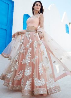 Peach Mirror Embroidered Net Lehenga– Lashkaraa Lehenga Floral, Lengha Dress, Peach Mirror, Simple Lehenga, Organza Lehenga, Net Top, Net Dress, Net Lehenga, Pink Lehenga