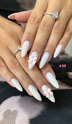 credit (IG) : lesnailsdelivia Long Bride Nails, Simple Design Nails Acrylics, White Almond Nails With Pearls, Almond Nails Bow Design, Almond Nails Pink And White, Nails Badem, Almond Nails Plain, White And Pink Nails Almond, Wedding Almond Nails