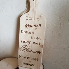 a wooden sign that says, each mannen komen niet this met bloemen maar met honger