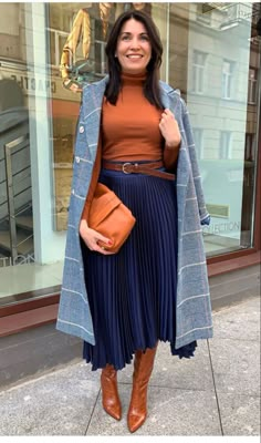 Blue Pleated Skirt, Mode Zara, Mode Inspiration, Work Fashion, Fall Winter Outfits, Modest Outfits, Smart Casual, Look Fashion, Modest Fashion