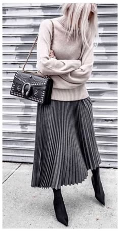 Rok Outfit, Pleated Skirt Outfit, Midi Skirt Outfit, Black Pleated Skirt, Skirt Trends, Mode Casual, Winter Skirt, Outfit Trends, Skirt Outfit