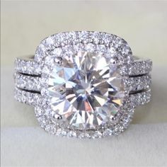 a diamond ring with two rows of diamonds on it