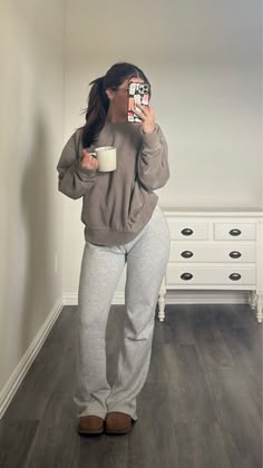 Outfit Ideas Loungewear, Winter Slippers Outfit, Cute Comfy Work Outfits, Mommy Outfits Casual, Cold Day Outfit Casual, Mom Outfits Comfy, Cold Days Outfit, Comfy Lounge Outfits, Winter Lounge Outfit