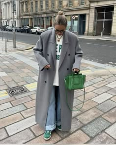 Grey Coat Outfit, Looks Adidas, Looks Pinterest, Mode Casual, Grey Coat, Looks Street Style, Coat Outfits