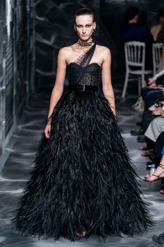 Savoir-faire: The secrets behind the Dior haute couture feather gown Luxury Things, Black Gowns, Interesting Fashion, Feather Gown, 2019 Couture, Christian Dior Haute Couture, Jeanne Damas, Christian Fashion, Resort 2020