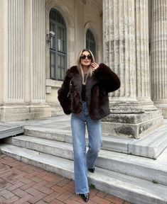 Jeans And Fur Coat Outfit, Fur Coat And Jeans, Fur Coat Casual Outfit, Black Fur Coat Outfit Street Style, Winter Going Out Outfit Night Bar, Date Night Outfits Winter, Winter Outfits Night Out, Fur Coat Aesthetic, Fur Jacket Outfit