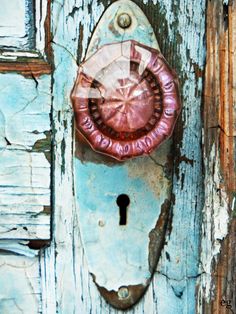 an old door with a pink handle on it and a keyhole in the middle