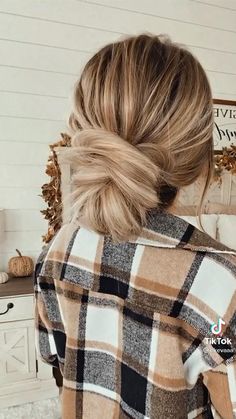 Messy Bun hair Tutorial Easy Up Hair Dos For Long Hair, Christmas Up Do Hair, Updo Diy Easy Step By Step, Mid Length Hair Updo Easy Diy, Daily Hair Updos, Casual Long Hair Updo, Up Hairstyles Everyday, Loose Updos For Medium Hair Tutorial, Braided Low Bun Hairstyles Tutorial