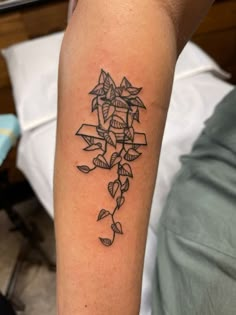 Simple pothos plant tattoo Plant Life Tattoo, Hanging Flower Basket Tattoo, Plant Aesthetic Tattoo, Small Pothos Tattoo, Potted Plants Tattoo, Cute Plant Tattoo Ideas, Pothos Leaf Tattoo, House Plant Tatoos, Plant Tattoo Ideas Simple