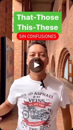 a man wearing a white t - shirt with the words that those sin confuisones