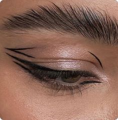 Ideas For Eyeliner, Idea For Eyeliner, Two Eyeliner Makeup, Make Up Eyeliner Ideas, Make Up Ideas Eyeliner, Fancy Eyeliner Designs, Makeup Trends 2022 Fall, Eyes Liner Styles, Make Up With Eyeliner