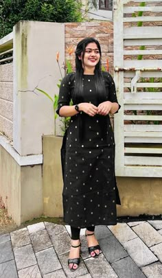 Latest churidar design Black Simple Kurti, Black Churidar Designs Simple, Simple Black Kurti Designs, Black Kurti Outfit, Black Kurti Design, Chudidhar Designs, Kurti Ideas, Simple Kurtis