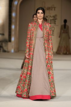 Indian Garments, Gold Floor, Nikkah Dress, Fashion Week 2016, Mode Abaya, Bridal Lehenga Choli