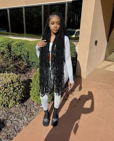 How to Soft Locs , Type of Hair Used & 30 Soft Locs Hairstyles Soft Locs Outfits, Outfits With Locs, 30 Soft Locs, Soft Locs With Curls, Soft Locs Hairstyles, Birthday Braids, Fav Hairstyles, Spring Twist Hair, Braids Locs