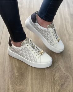 Guess Sneakers Outfit, Coach Shoes Outfit, Tenis Coach, Dior Store, Guess Sneakers, Trendy Purses, Jordan Shoes Girls, Michael Kors Outlet, Cute Sneakers