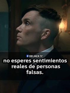 a man in a suit and tie with the caption that reads, no esperes sentimententos reales de persona