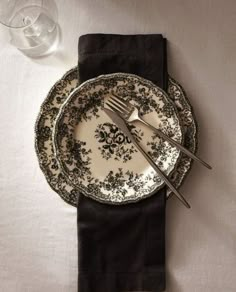 Zara Home Floral Earthenware, Black Dishes Table Setting, Crockery Aesthetic, Zara Home Plates, Zara Home Kitchen, Wedding Dinnerware, Crockery Design, Table Setting Decor, China Set