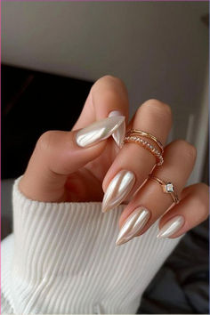 Beleza sem esforço! Ideal para festas, eventos ou para o dia a dia. Chrome Nail Accent, Chrome On French Tip, Nail Art Chrome Design, Pearl Winter Nails, Acrylic Nail Chrome, Disco Nail Designs, Silver Chrome Nails Almond, Nails Pearl Effect, Matte And Chrome Nails