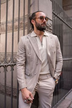 Experience the perfect blend of comfort and style with the HolloMen Roman Beige Patterned Double-Breasted Jacket. This versatile jacket is ideal for layering over sweaters and shirts, adding a touch of dapper flair to your cold-weather look.