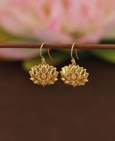 Lotus Flower Earrings, Gold Jwelery Designs, Delicate Gold Earrings, Indian Gold Earrings, Gold Jhumka Earrings, Neck Pieces Jewelry, Gold Jewelry Outfits, Blooming Lotus, Gold Earrings Models