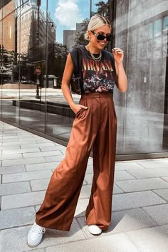 Eclectic Outfits, Outfit Primavera, Graphic Tee Outfits, Pastel Outfit, Looks Street Style, Tee Shirt Dress, Brown Pants, Mode Inspo, Looks Chic