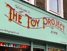 there is a sign on the side of this building that says, welcome to the toy project