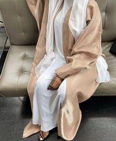 Elegant Oversized Abaya, Elegant Long Oversized Abaya, Elegant Oversized Long Abaya, Gold Long Abaya For Eid, Brown Chiffon Hijab, Abaya Brown, Abaya Fits, Brown Abaya, Jilbab Outfits