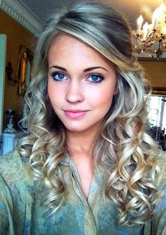 Love this hair! Curled Blonde Hair, Pageant Hair, College Hacks, Front View, Gorgeous Hair