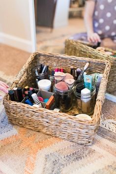 the easy way i organize my makeup basket