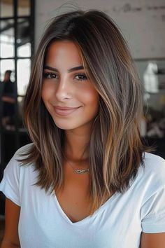 Brauner Long Bob: 66+ Highlights, die begeistern - hairtastic.de Medium Length Long Bob, Long Lob Haircut Brunette, Bobbed Balayage Hair, Below Shoulder Length Hair Styles, Shoulder Length Bob Balayage, Long Bob Haircuts For Oval Face, Short Mid Hairstyle Women, Bronze Lob Hair