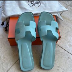 Hermes Oran Sandals With Epsom Leather. Has Wear On Heels, Toe And Bottom Sole. Comes With Box And Two Dust Bags. Chanel Shoes Outfit, Chunky Sandals Outfit, Lv Slippers, Hermes Slippers, Hermes Sandals, Hermes Oran Sandals, Nike Slippers, Fluffy Shoes, Shoes For School