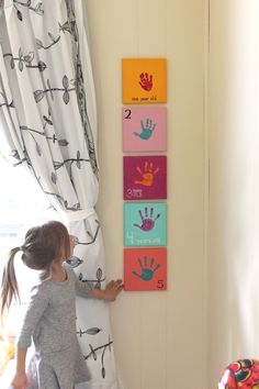 Uppfostra Barn, Hand Print Art, Idee Babyshower, Baby Art Projects, Hand Prints, Birthday Crafts, Handprint Art, Baby Diy, Baby Memories