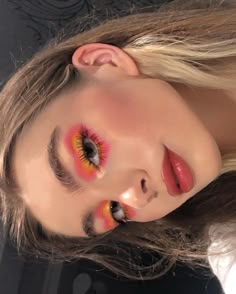 Sun Set Makeup Look, Artsy Makeup Looks Aesthetic, Colorful Eyeliner Makeup, Fun Eye Makeup, Fun Eyeshadow Looks, Teknik Makeup, Cute And Aesthetic, Eye Makeup Looks