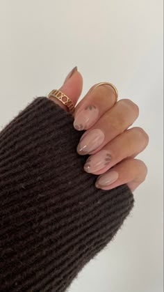 Autumnal Almond Nails, Fall Polygel Nails Design, Cute Almond Nails Design Fall, Fall Nails Aesthetic Short, Aesthetic Nail Designs Almond, Beige Acrylic Nails Design, Nude Nail Inspo Acrylic, Beige And Pink Nails, Buttercream Nails