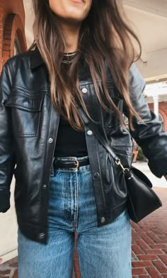 Winter Leather Jacket Outfit, Outfit Invierno Casual, Frumpy Outfits, Black Jean Jacket Outfits, Natalie Borton, Leather Jacket Outfit, Minimalist Outfits, Looks Jeans, Leather Jacket Style