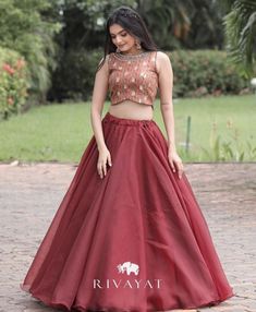 Lehanga Tops Designs Latest, Long Skirt And Top Outfits, Simple Crop Top Designs, Mehndi Outfit Simple, Skirt And Crop Top Indian Weddings, Organza Crop Top Lehenga, Indian Pose, Skirt And Crop Top Indian, Crop Top Outfits Indian