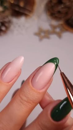 Quer uma unha de natal fácil? Siga essa dica e veja oque você pode fazer para impressionar todos com sua unha Reindeer Nail Designs, Christmas Nail Ideas Simple, Nail Ideas For Christmas, Simple Christmas Nail Designs, Best Christmas Nails, Simple Christmas Nail, Glittery Nail, Christmas Nails Ideas, Christmas Nail Designs Easy