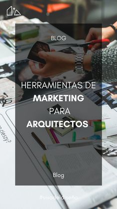 the words herramientas de marketing para arquitetos on top of a table