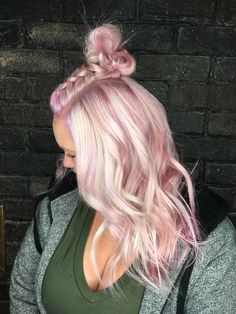 Highlights Pink, Rose Pink Hair, Pastel Pink Hair Color, Blonde Ombre Hair, Pink Curls, Pink Bob, Blush Hair, Blonde Hair With Pink Highlights, Pink Waves